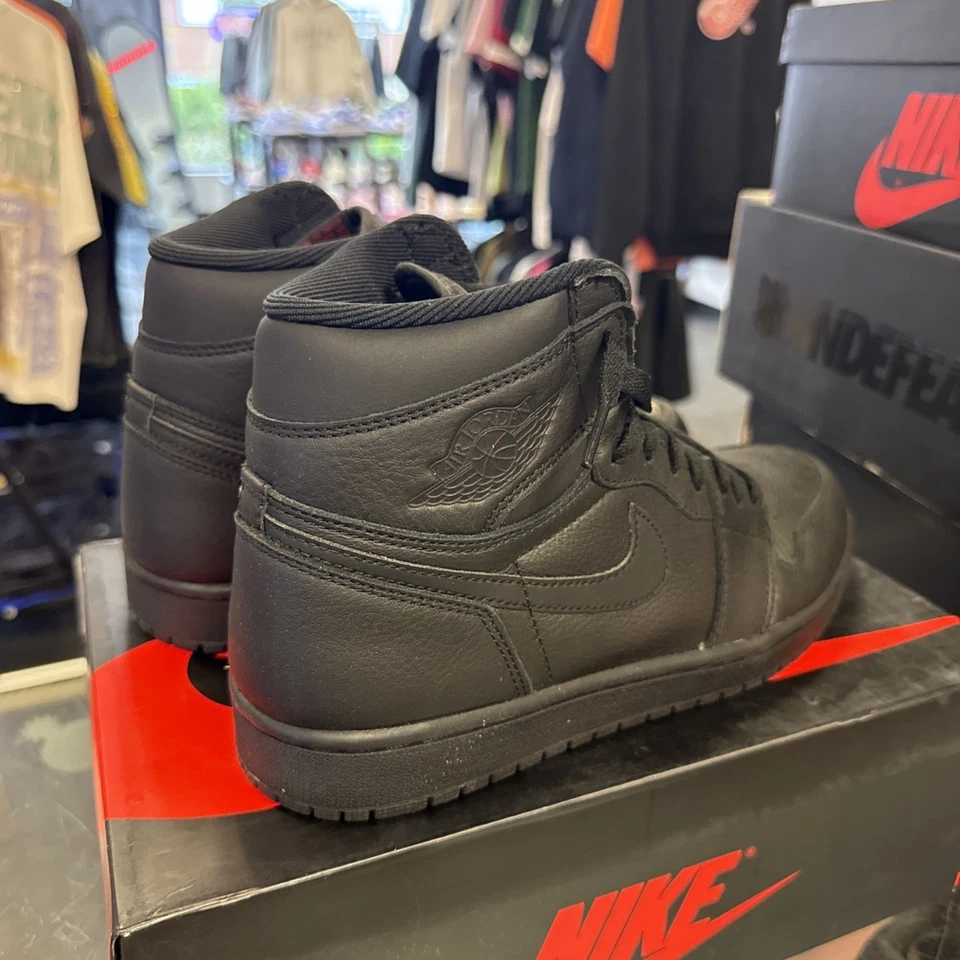 Talla 9 - Air Jordan 1 Retro OG High Triple Black 2017 Foto 2 de 4