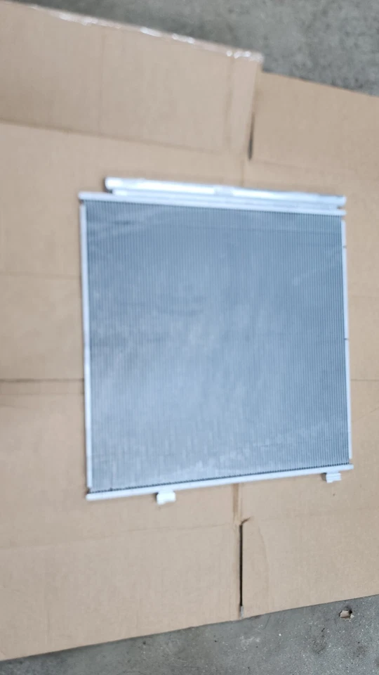 Condensador Range Rover CA 2022 A 2023.   LR152171 Nuevo. OEM. Foto 2 de 4