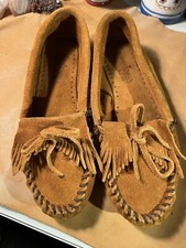 Minnetonka Brown Suede Moccasins Kilty Women's Size 8 Boho Hippie Flower Child