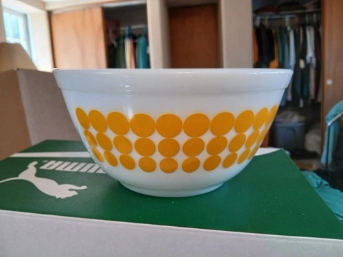 Vintage Pyrex New Poka Dots 1 1/2 Qt mixing bowl Immaculate condition 402