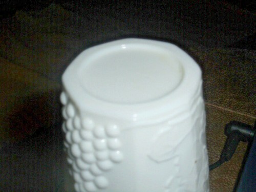 Bicchiere bianco refrigeratore vetro latte raccolta colonia vintage foglie uva 4 9/16 pollici - Foto 4 di 10