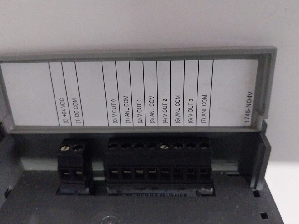 Allen-Bradley 1746-NO4V SLC 500 Analogique Sortie Module - Photo 3/4
