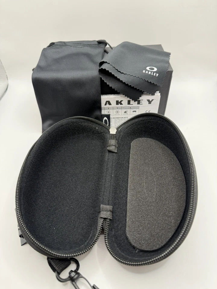 Oakley Holbrook поляризованные солнцезащитные очки и аксессуары совершенно новый (черный/черный) - Изображение 4 из 4