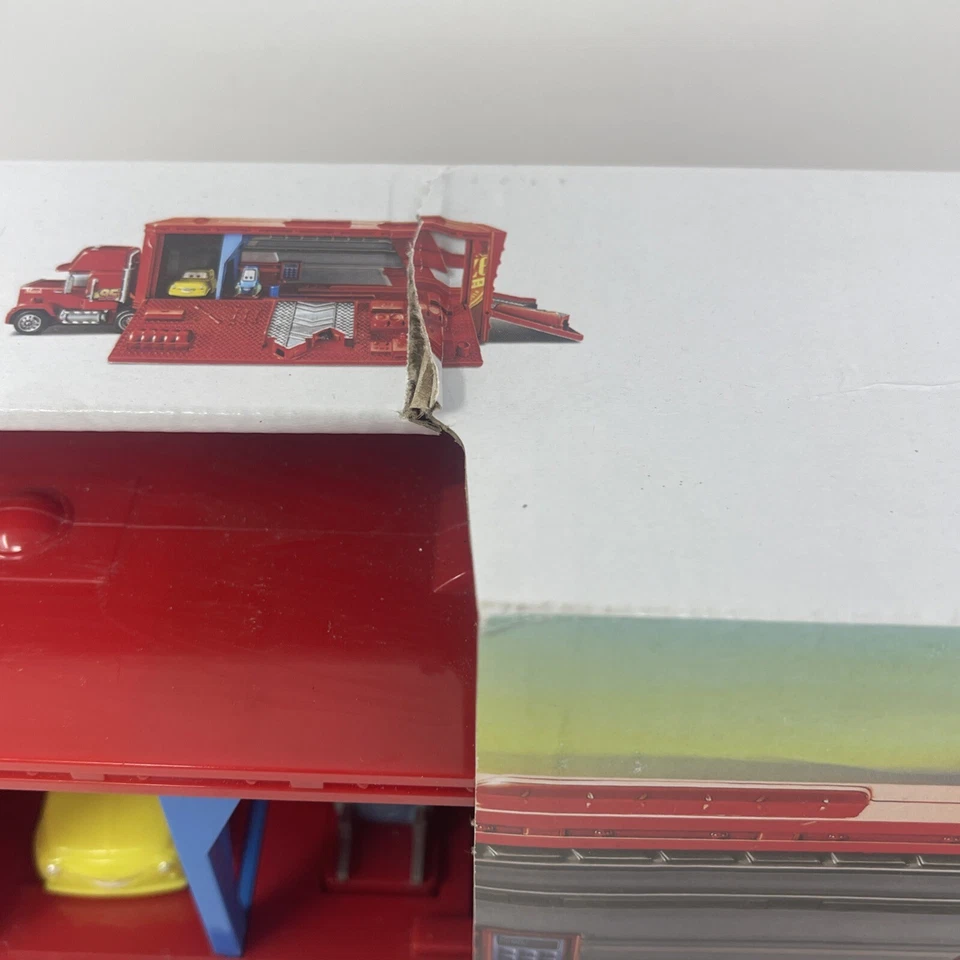 Disney Cars 3 Travel Time Mack Juego Luigi & Guido Lanzador Incluido Nuevo en Caja Foto 3 de 4