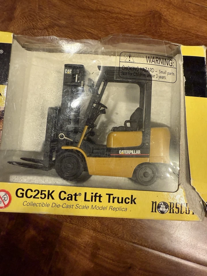 1/25 Norscot Caterpillar GC25K Lift Truck Fork Lift NOS SEALED - Image 4 of 4