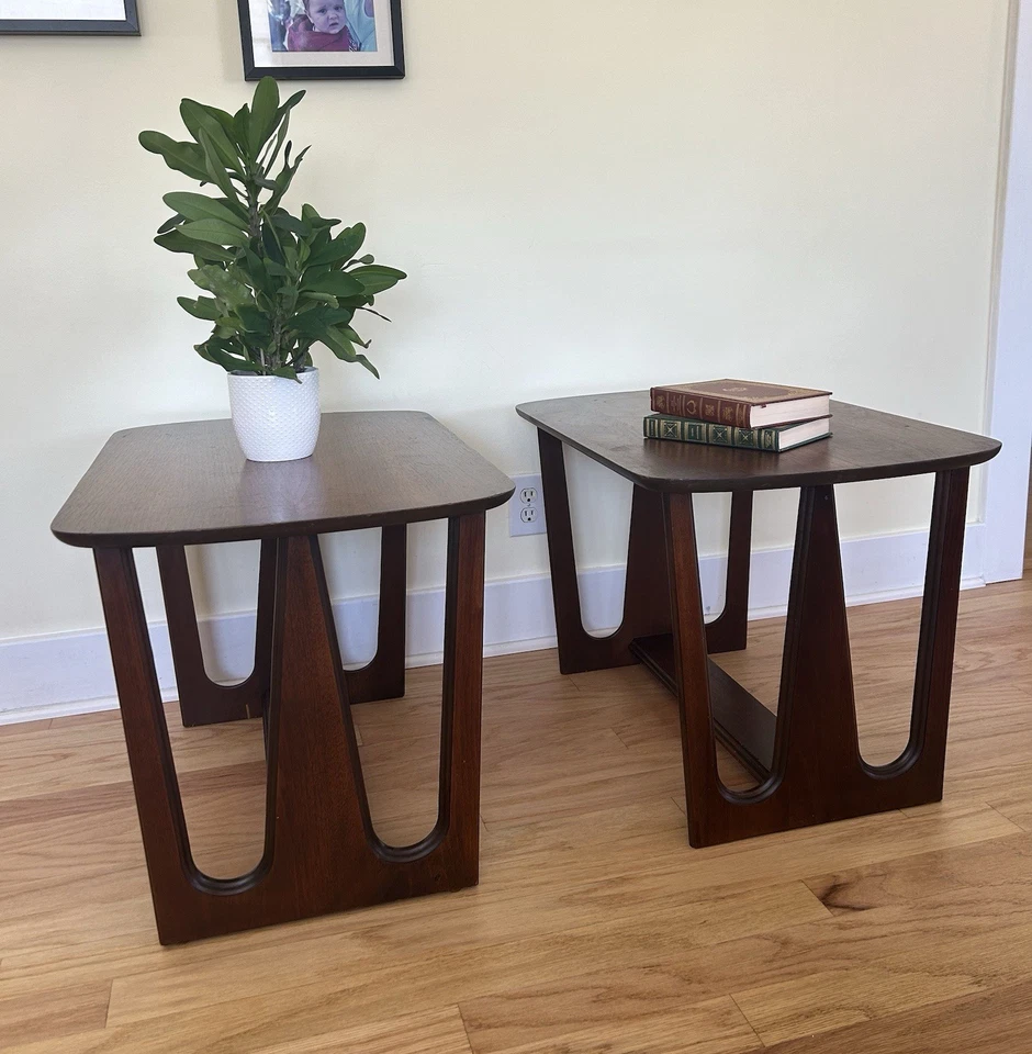 Mesas auxiliares modernas esculpidas de nogal de mediados de siglo de Bassett - años 60 Foto 2 de 4