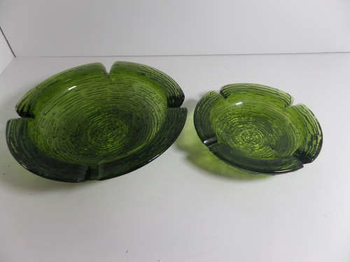 pair of nesting Glass ashtray round green, 8.75+6.25" wide (S10)