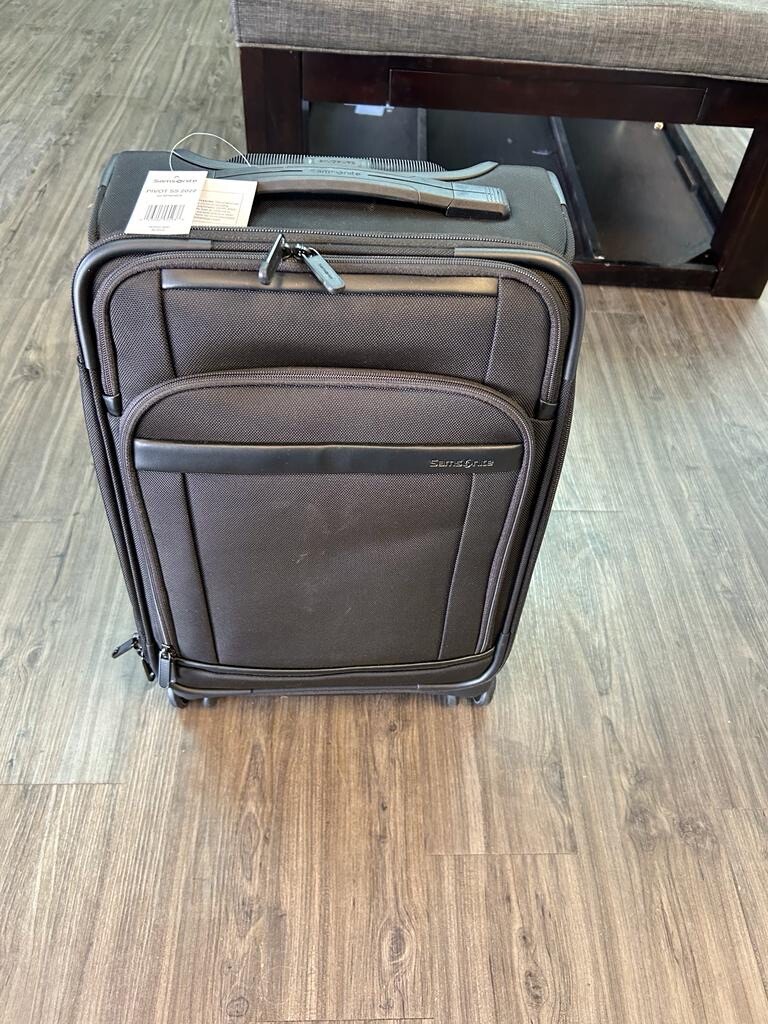 Samsonite Pivot Business CarryOn Luggage with Spinner Wheels 22"x14"x