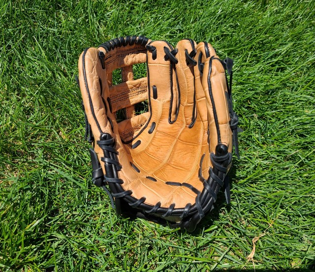 GLOVESMITH PRO GATOR GENUINE ALLIGATOR BASEBALL GLOVE MADE IN USA RHT