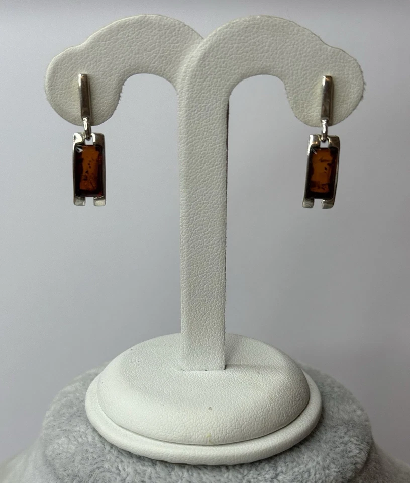 Pendientes de piedra ámbar con plata de ley. Pendientes colgantes ámbar coñac oscuro. Foto 3 de 4