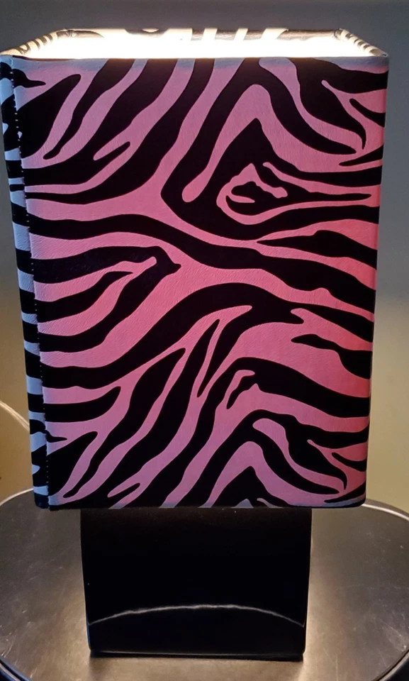 Pantalla de lámpara con estampado de cebra NEGRA base de lámpara brillante moderna MCM So Cool Foto 4 de 4