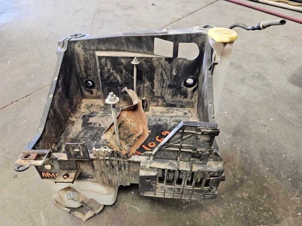 Ford F350 Super Duty 2014 usado 6,2 L 4x2 debajo del capó montaje en bandeja de batería Foto 2 de 4