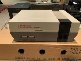 Original Nintendo System NES-001, w/ Cords, 1x Controller, Zapper, Game