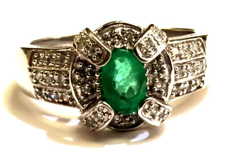 14k white gold emerald gemstone ring .11ct