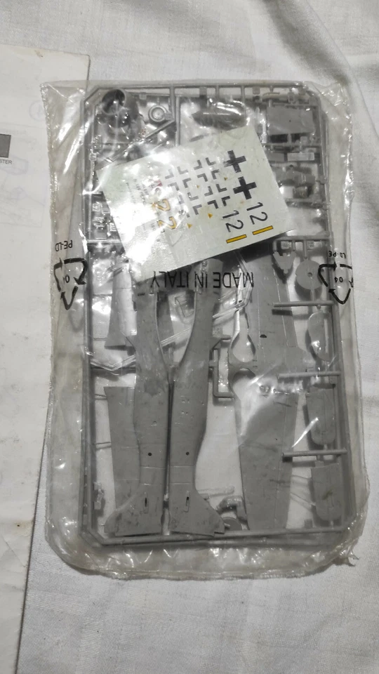 KIT DI MONTAGGIO BF109 G-6 FOCKE WULF 190 D-9 A8/F ITALERI LEGGI DESCRIZIONE - Immagine 3 di 4