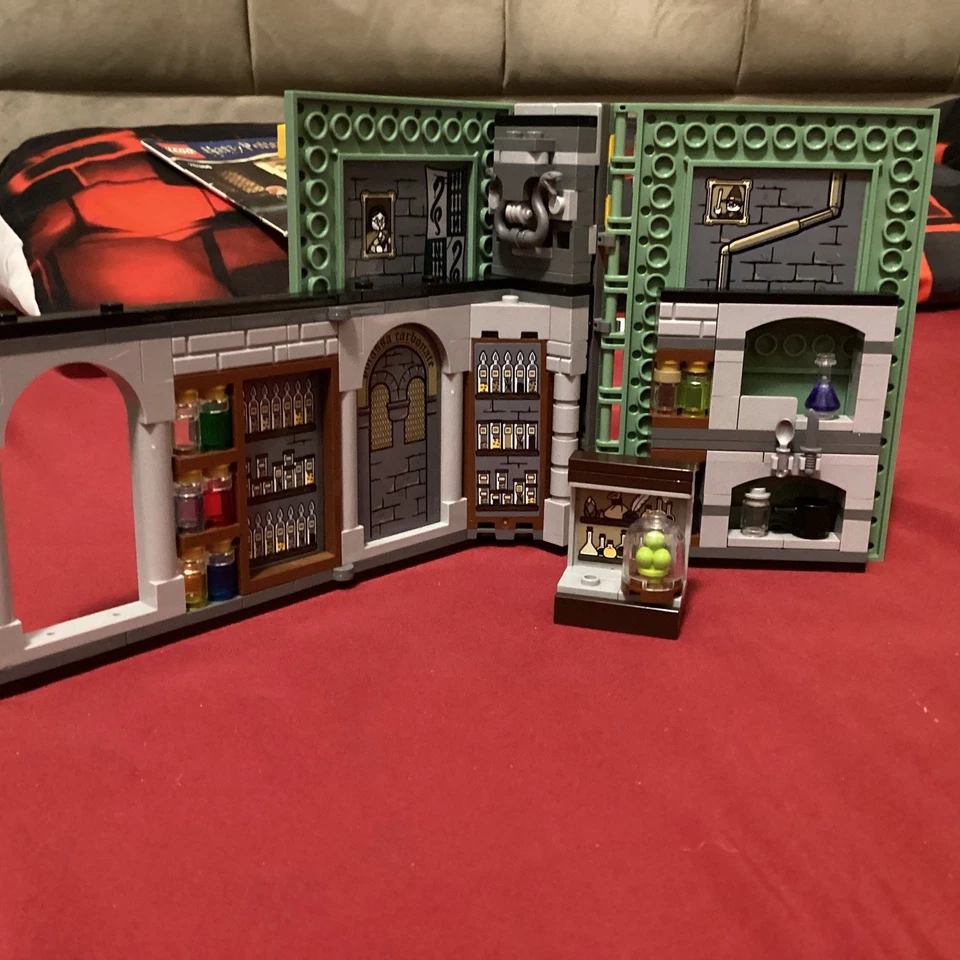 LEGO Harry Potter 76383 Hogwarts Moment: Potions Class, photo 1 of 5