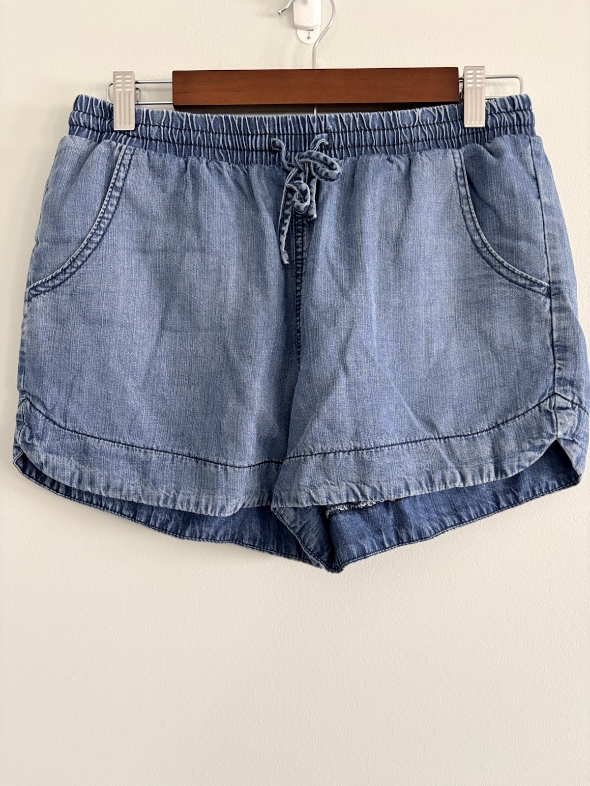 Universal Thread Chambray Shorts Pull on Womens S… - image 2