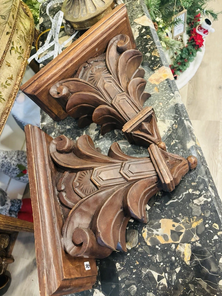 Un par de ménsulas antiguas de madera talladas a mano con motivo flor de lis. Foto 2 de 4