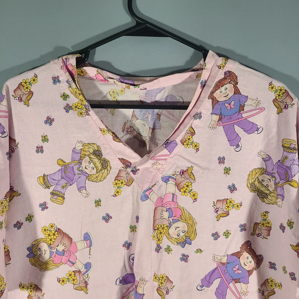天然制服自然印花磨砂上衣 L 码粉色带女孩和鲜花口袋 — 第 2/4 张图片