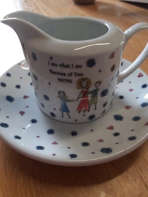 CROFTON PORZELLAN SAHNEKÄNNCHEN UND UNTERTASSE ICH BIN WAS ICH MAMA WEGEN DIR NEU