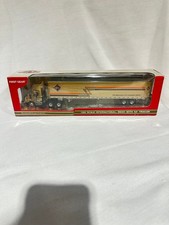 Semirremolque International Truck's 8600 con furgoneta de primera marcha escala 1/64