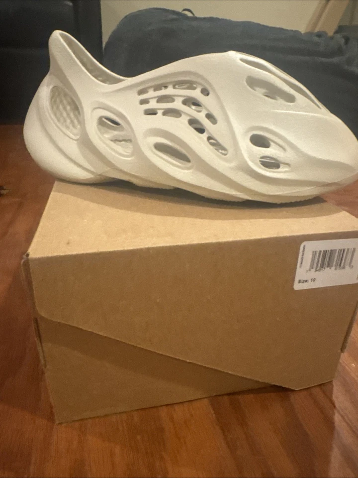 Brand NEW adidas Yeezy Foam Runner Ararat Size 10 - Image 4 of 4