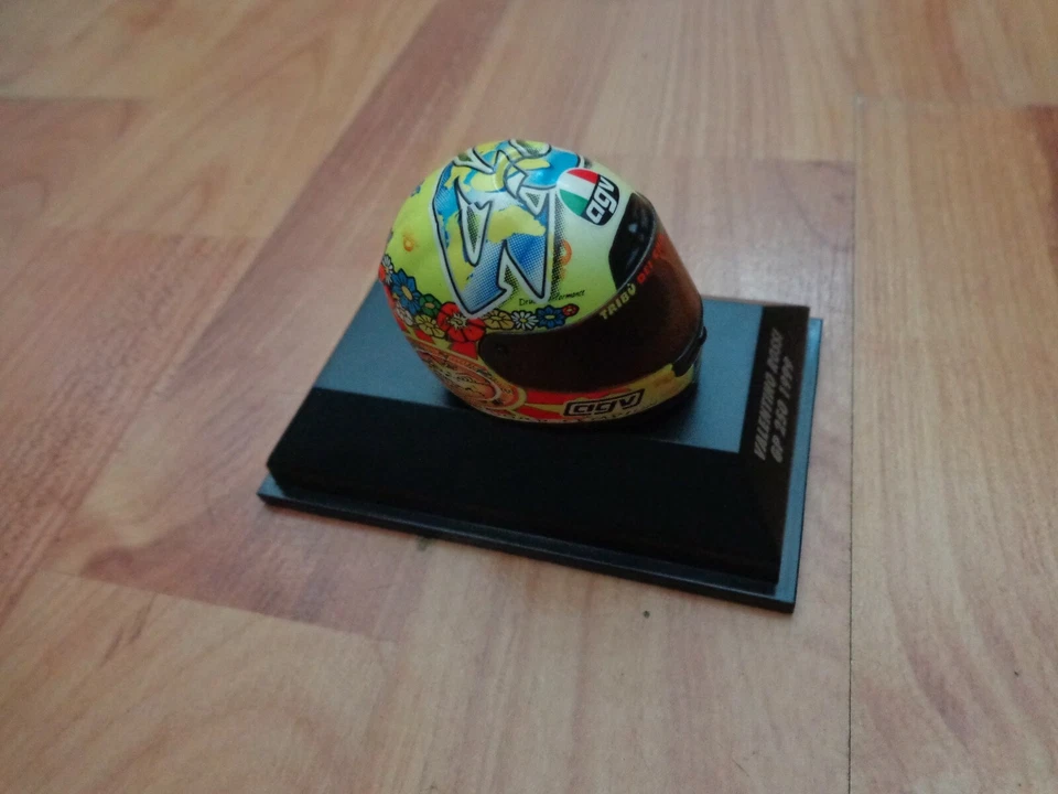 MINICHAMPS 1/8 Valentino Rossi Gp 250 Aprilia 1999 Moto Fahrrad AGV Rennen Helm - Bild 3 von 3