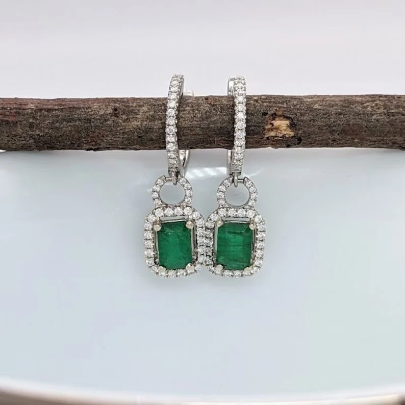 Pendientes Huggie & Hoop Chapados en Oro Blanco 14k Corte Esmeralda Simulada Corte Esmeralda 3 Ct Foto 3 de 4