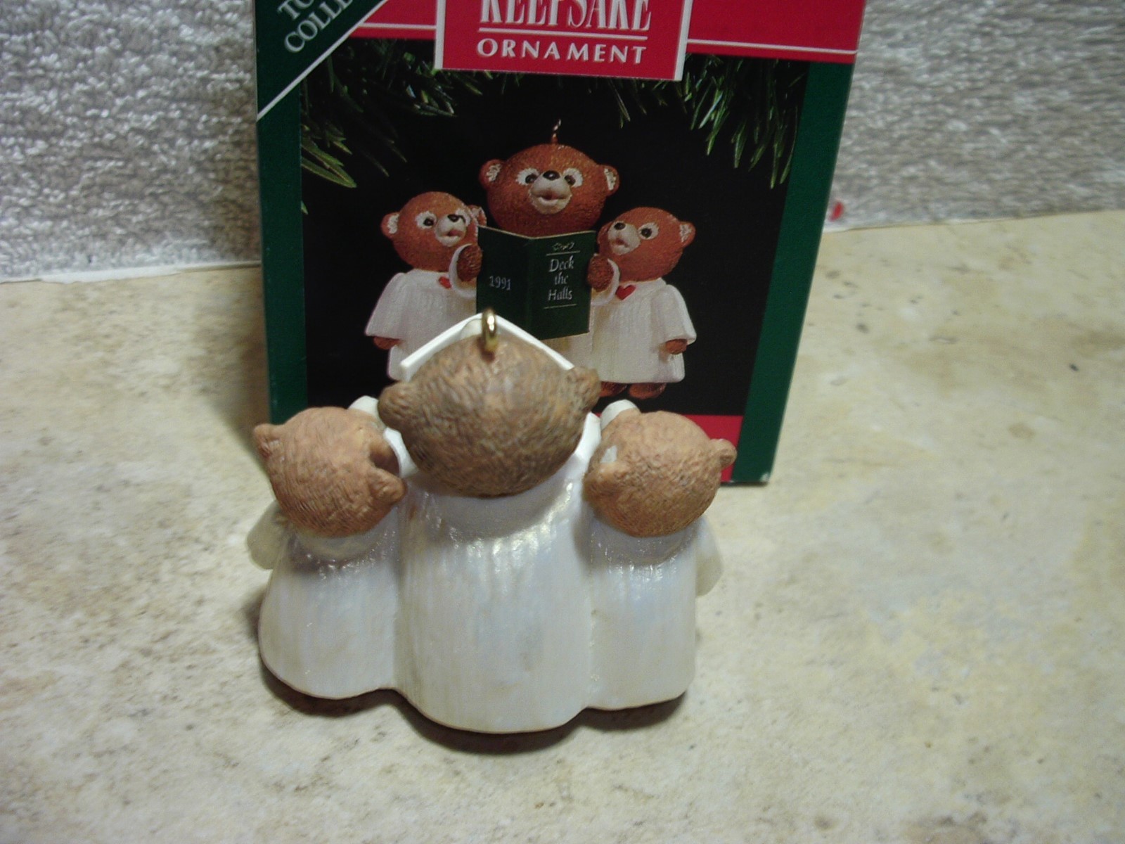 HALLMARK KEEPSAKE ORNAMENT TENDER TOUCHES PLUM GLEE CLUB BEARS W/BOX