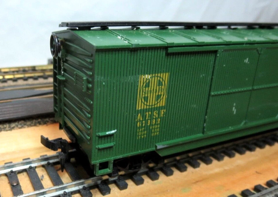 AHM / Roco 5298 HO Scale 40' Double Door Boxcar Wood Sheathed "Santa Fe" - Image 3 of 4