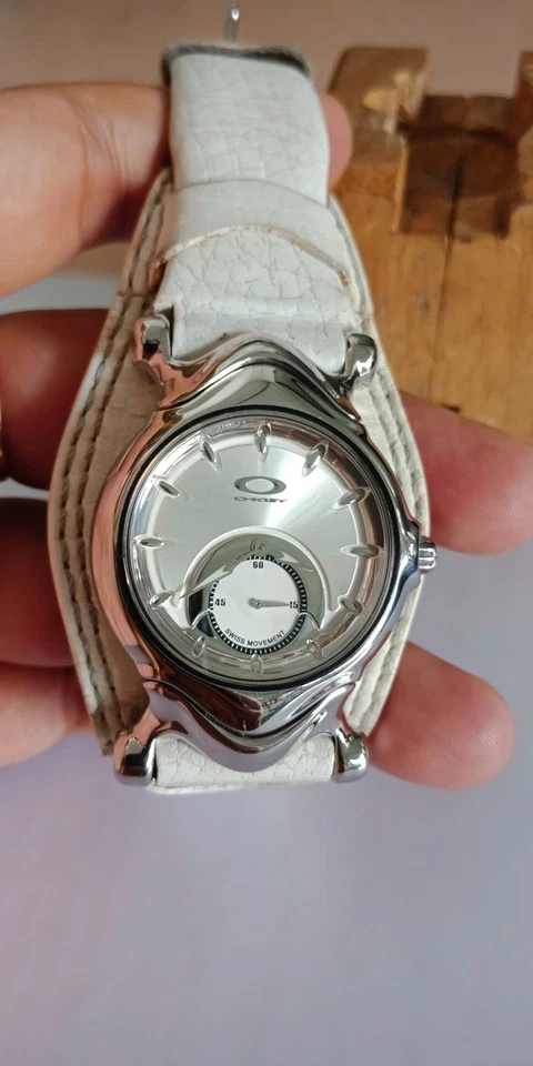 Rare OAKLEY Vintage Y2K Jury Quartz, Saddleback Watch, WHITE for Women ! - Image 2 of 4