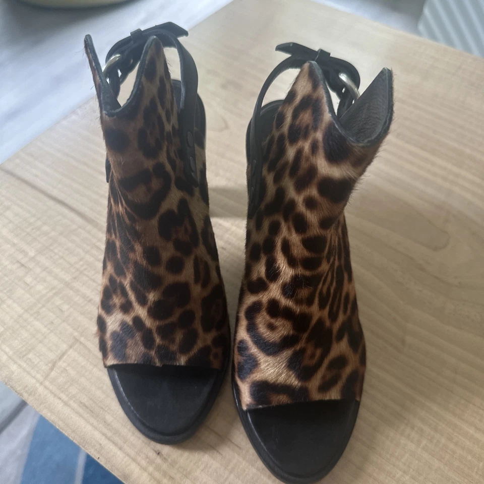 Tacones bloque de pelo de becerro con estampado de leopardo marrón Wyatt de trapo y hueso, talla 37 7 Foto 2 de 4