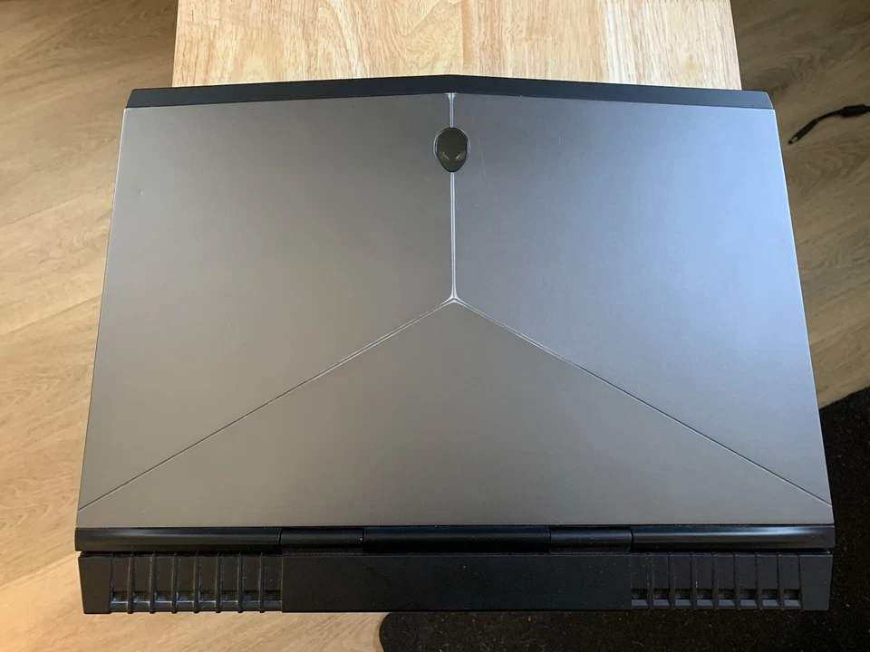 Portátil Alienware M15 R4 15 1.2TB HDD, 16GB RAM, I7-8750H, GeForce GTX 1060, Foto 2 de 4