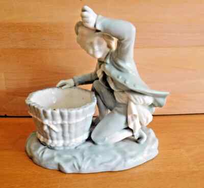 ANTIKE MINTONS PORZELLAN WEISS UND SELADON FIGUR JUNGER MANN UND KORB