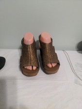 Volatile Footwear MONTPELIER Brown Metallic Wedge Sandal Size 8 Great Condition