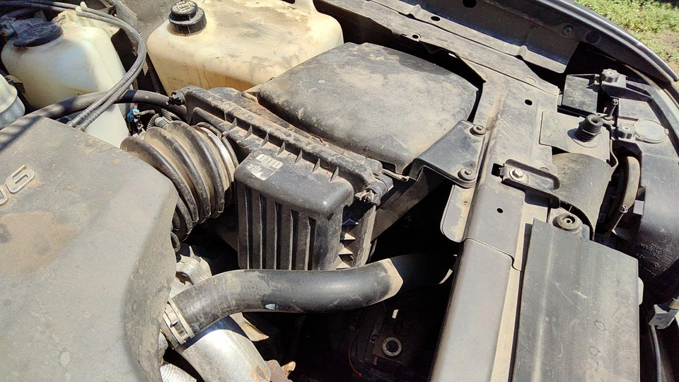 1997-05 Buick Park Ave Complete Air Intake Filter Box Housing With Tube Oem 3.8l - Image 2 of 4