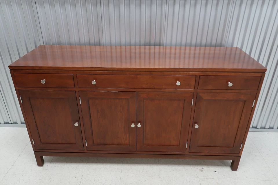 Stickley Modern Shaker Cherry Credenza / Aparador Foto 4 de 4