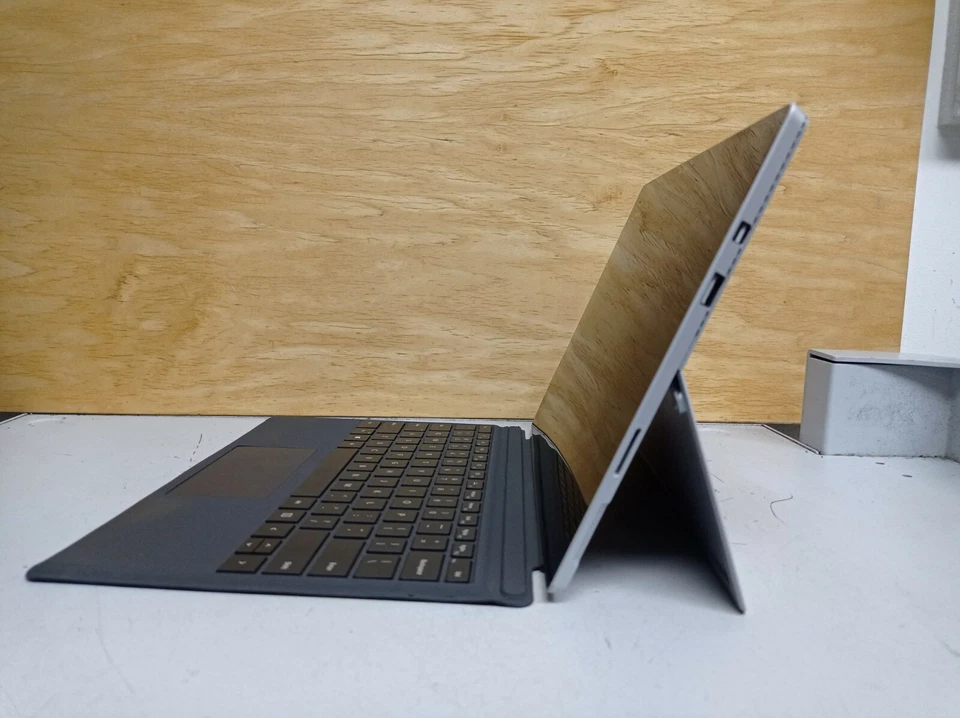 Microsoft Surface Pro 4 Core i5-6300U 2.4 GHz 4 GB RAM 128 GB SSD 12.3