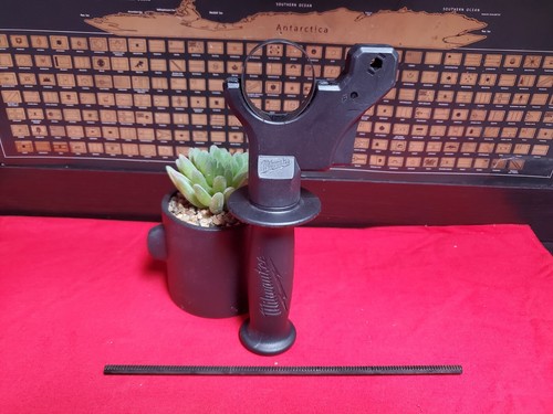 Milwaukee AUX HANDLE FOR 2912-20 18V Li-Ion 1" Cordless Rotary Hammer - Picture 7 of 11