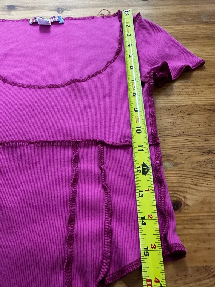 Top corto Urban Outfitters cuello redondo manga corta rosa intenso costuras talla pequeña Foto 2 de 4