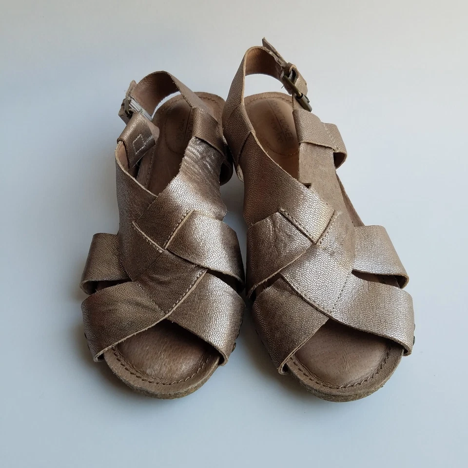 Sandalia para mujer Adam Tucker By Me Too 9 Tarin cuero suave cuña metalizada dorada Foto 2 de 4