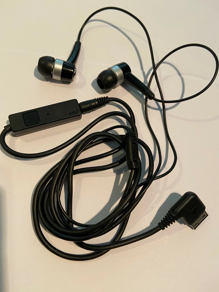 Samsung Stereo Earbuds Headset AAEP407SBE Black Original. Brand New Sealed pack. - Image 2 of 3