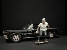 SKATEBOARDER FIGURINE II FOR 1/24 SCALE MODELS BY AMERICAN DIORAMA 38341