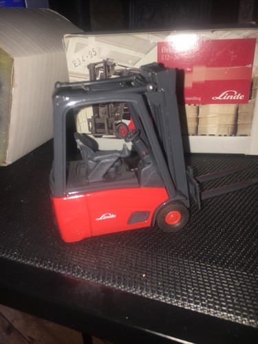CONRAD MODELS - LINDE E12-20 ELECTRIC FORK LIFT TRUCK - 1/25 SCALE DIECAST MODEL - Picture 6 of 7