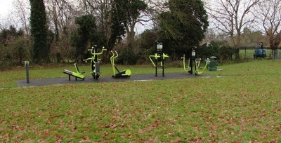 Foto 6x4 Outdoor Trainingsgeräte im Laburnum Park Erholungsgelände, c2017