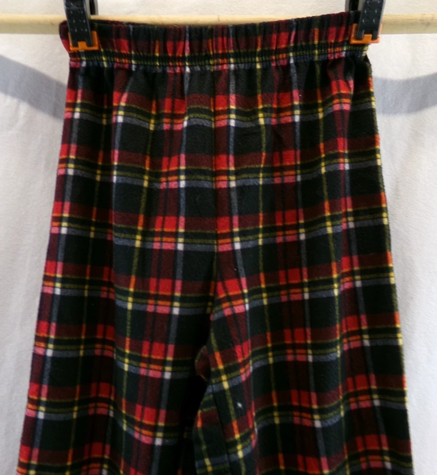 Parte inferior polar de pijama Faded Glory para niño rojo negro a cuadros M (8) 20"X21,5" - Usado en excelente estado Foto 4 de 4