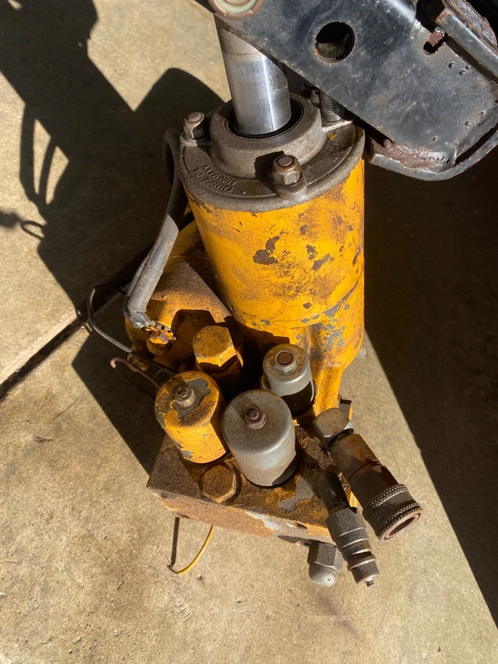 Meyer E-60 Snow Plow Pump  untested. No broken parts.  Missing the fill plug. - Image 3 of 4