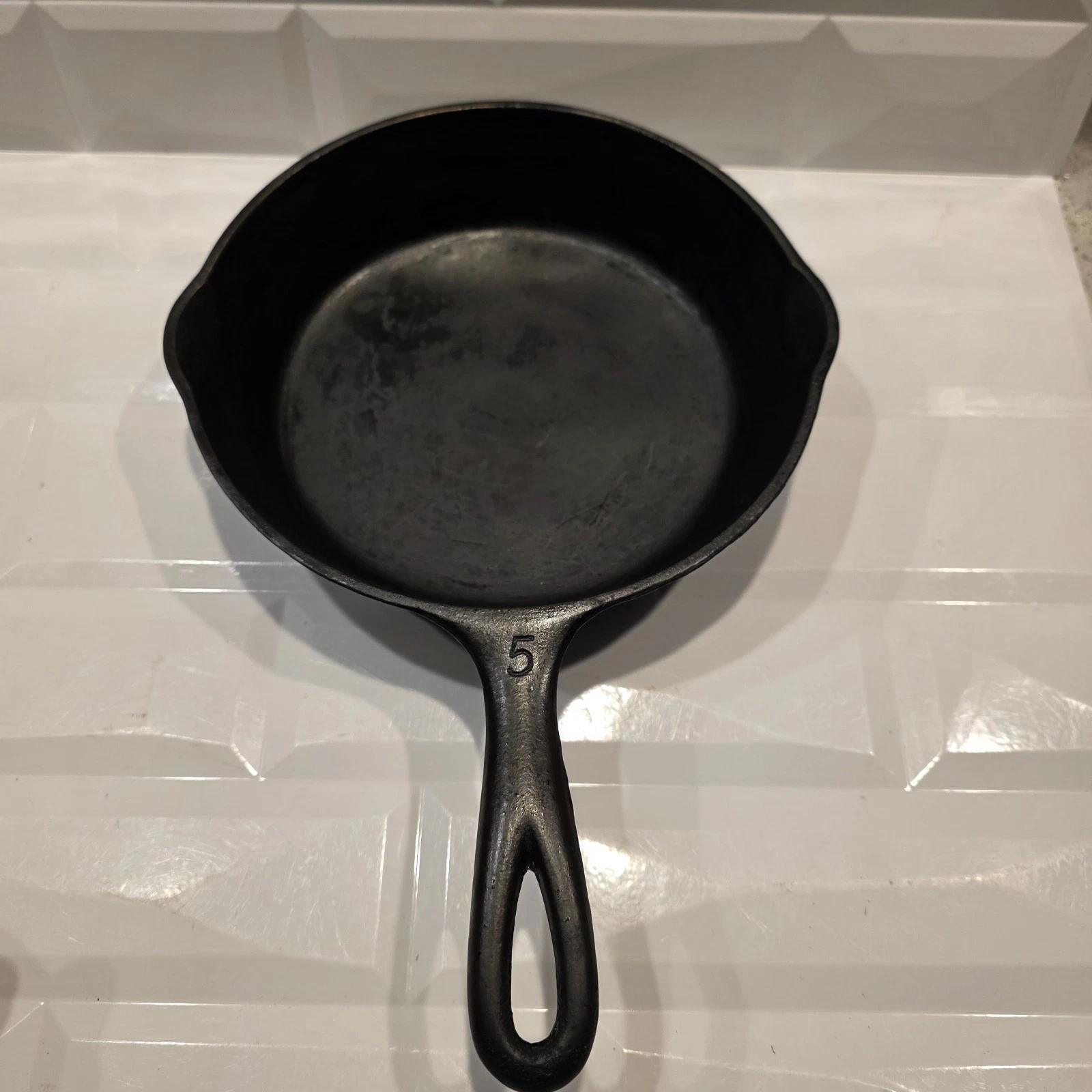Wagner #5 Unmarked 8.5” Skillet Vintage Cast Iron Outside Heat ring