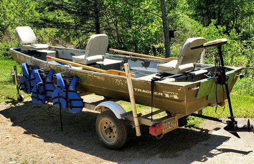 2010 Tracker 14 Fishing Boat