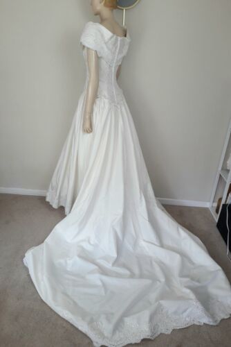 ROBE DE MARIÉE VICTORIENNE VINTAGE ANNÉES 80 IVOIRE ET BLANC BRODÉE PERLES GOTHIQUE 8 - Photo 1/11